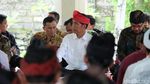Penampilan Jokowi Pakai Udeng Merah Usai Resmi Jadi Capres PDIP