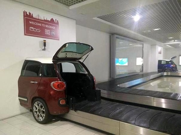 Di Bandara Belgrade, Serbia bagasi kamu akan keluar dari sebuah mobil. Bukan mobil betulan, melainkan hanya seni instalasi. (Kraven420/Bored Panda) Di Bandara Belgrade, Serbia bagasi kamu akan keluar dari sebuah mobil. Bukan mobil betulan, melainkan hanya seni instalasi. (Kraven420/Bored Panda)