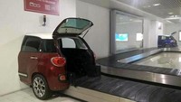 Di Bandara Belgrade, Serbia bagasi kamu akan keluar dari sebuah mobil. Bukan mobil betulan, melainkan hanya seni instalasi. (Kraven420/Bored Panda)