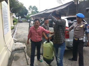 Pamit Beli Rujak, Pulang-pulang Bawa Burung