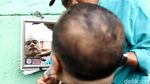Pak Ebit, Tukang Cukur Tradisional Pinggir Rel
