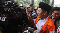Setelah itu Mustafa diarahkan masuk menuju lobi dalam gedung KPK. Tahanan ini lalu langsung menyusuri tangga ke lantai 2, tempat ruang pemeriksaannya. Mustafa diagendakan diperiksa untuk tersangka Wakil Ketua DPRD J Natalis Sinaga.