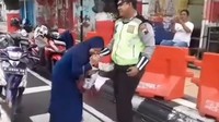 Anik Tri Kurniawati adalah warga Jepang Pakis, Kudus. Diketahui Anik menjalani perawatan di RSUD Loekmono Hadi Kudus di Bagian Bangsal Jiwa. (Foto: Screenshot Video)