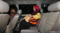 Seperti diketahui, Bupati Jombang Nyono Suharli Wihandoko ditangkap KPK di Stasiun Balapan, Solo, Sabtu (3/2). Nyono diduga menerima uang suap Rp 275 juta dari Inna Sulestyowati. Uang tersebut diberikan Inna agar Nyono mengangkatnya menjadi Kepala Dinas Kesehatan Pemkab Jombang definitif.