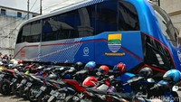 Sementara Jalan Dalem Kaum tepatnya di seberang Pendopo atau rumah dinas Wali Kota Bandung digunakan untuk parkir mobil dinas Satpol dan Dishub Kota Bandung. Bahkan terlihat juga Bus Bandung Tour On Bus (Bandros) parkir di tempat ini.