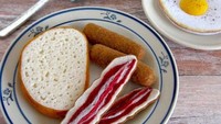 Hasil jahitan yang sangat detail membuat Roti, bacon, telur mata sapi, dan dua potong stik keju ini sangat mirip dengan bentuk aslinya. Foto: Milkfly