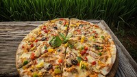 Pastikan saat berkunjung jangan lupa menikmati hidangan pizza. Semua pizza di restoran ini dibakar menggunakan tungku alami berbahan bakar kayu. Jadi rasa dan aromanya smooky alami. Yummy! Foto: instagram