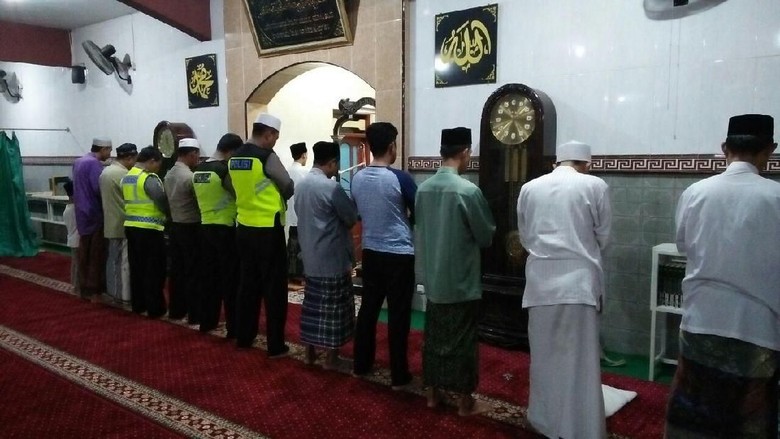 Salat Bersama, Cara Polisi Beri Rasa Aman Ulama dan Warga Salat Bersama, Cara Polisi Beri Rasa Aman Ulama dan Warga