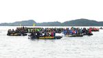 Aksi Marinir Berenang dan Mendayung di Selat Sunda