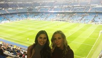 Alex Morgan (sebelah kiri) juga suka nonton langsung big match liga-liga Eropa. Seperti saat dia datang ke stadion Real Madrid ini (@alexmorgan13/Instagram)