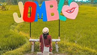 Di persawahan Gembok Cinta Tegallalang, traveler bisa berfoto dengan berbagai tulisan. Salah satunya berbunyi, JOMBLO (molo.silaban/Instagram)