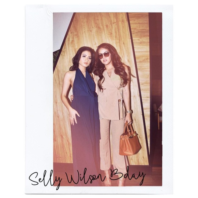 Menghadiri pesta ulang tahun entepreneur Selly Wilson, Olla Ramlan bergaya dengan tas Hermes Birkin yang harganya lebih dari Rp 200 juta. (Foto: Instagram)