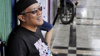 Sanchoz sendiri sudah 15 tahun bekerja sebagai juru parkir di Jalan RE Martadinata, sebagai seorang muallaf dia tidak pernah meninggalkan kewajibannya untuk beribadah.