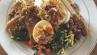 Ke Bali enggak lengkap tanpa mencicip nasi campurnya. Kali ini sepiring penuh santapan Cha Cha. Ada urap, sate lilit, lawar ayam hingga sambal matah. Foto: instagram