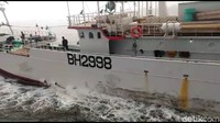 Kapal berbendera Taiwan dan bernomor lambung BH2998 itu ditangkap petugas Polri dan Bea-Cukai di perairan Selat Philip, Kepulauan Riau. Kapal tersebut diawaki sebanyak 28 Anak Buah Kapal (ABK). (Foto: Agus Siswanto-detikcom)
