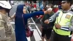 Foto: Aksi Emak-emak Gigit Tangan dan Pukuli Polisi di Kudus
