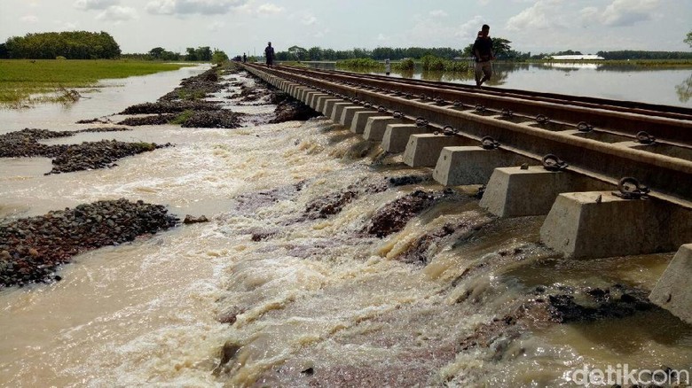 Sungai Cisanggarung Meluap, Jalur Kereta Api Lumpuh Sungai Cisanggarung Meluap, Jalur Kereta Api Lumpuh