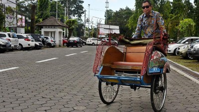 Gaya Jonan Jajal Becak Listrik di Yogyakarta