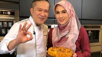 Wah, kali ini Marini Zumarnis berkolaborasi dengan Chef Chandra. Mereka membuat spaghetti carbonara panggang. Pasti enak! Foto: Istimewa