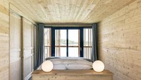 Tilik kamarnya. Dinding terbuat dari kayu dan minimalis. Kamar langsung menghadap danau. Istimewa/Inhabitat