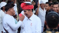 Begini penampilan Jokowi pakai udeng merah. Udeng merupakan ikat kepala khas Bali. Foto: Andhika Prasetya/detikcom