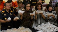 Menteri Keuangan Sri Mulyani Indrawati dan Menteri Kelautan dan Perikanan Susi Pudjiastuti saat memberikan keterangan terkait penggagalan penyelundupan benih lobster yang rencananya bakal diekspor itu. Dok. Kemenkeu.