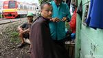 Pak Ebit, Tukang Cukur Tradisional Pinggir Rel