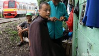 Ia tetap bekerja meski suara berisik terdengar dari commuter line yang melintas.