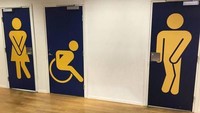  Ini tanda toilet unik di Bandara Bergen, Norwegia. Waduh,kok sepertinya malu-malu gitu ya? (spaghetticarbonara/Bored Panda)