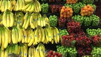 Dalam keranjang-keranjang kecil, apel, cherry dan jeruk ini disusun meninggi. Di sebelahnya ada juga jejeran pisang berwarna kuning. Foto: Istimewa