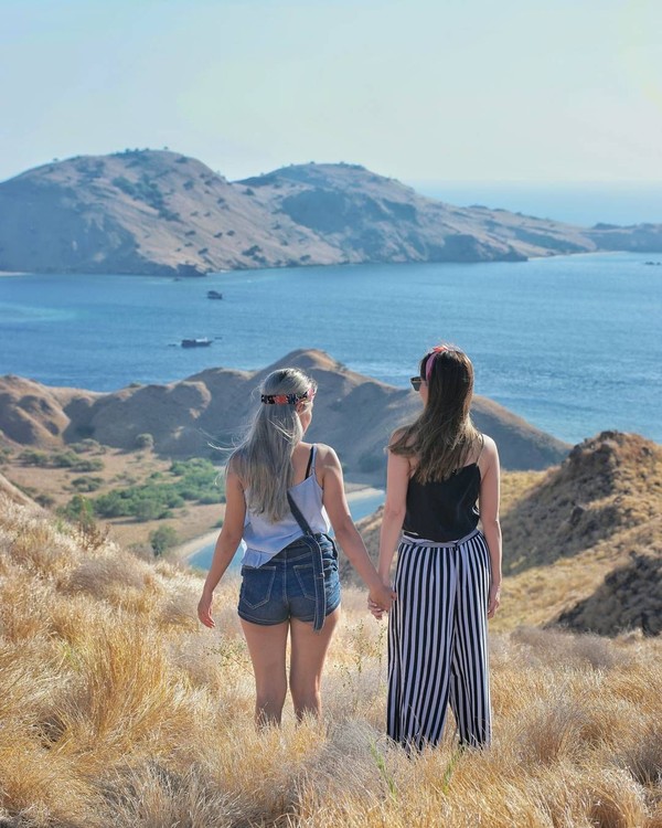 Pada salah satu foto, mereka terpesona indahnya lanskap Pulau Padar. Kehadiran kakak beradik ini pun makin membuat pemandangan kian indah (@marischkaprue/Instagram)