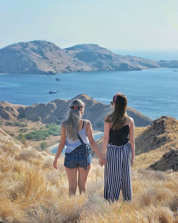 Pada salah satu foto, mereka terpesona indahnya lanskap Pulau Padar. Kehadiran kakak beradik ini pun makin membuat pemandangan kian indah (@marischkaprue/Instagram) Pada salah satu foto, mereka terpesona indahnya lanskap Pulau Padar. Kehadiran kakak beradik ini pun makin membuat pemandangan kian indah (@marischkaprue/Instagram)