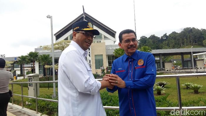 Foto: Menhub Budi Karya dan Deputy Secretary General Ministry of Home Affairs Malaysia, Dato Haji Wan Ali Bin Besar/Foto: Idris detikFinance Foto: Menhub Budi Karya dan Deputy Secretary General Ministry of Home Affairs Malaysia, Dato Haji Wan Ali Bin Besar/Foto: Idris detikFinance