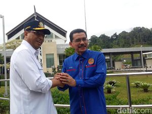 Budi Karya Pamer PLBN Entikong di Depan Pejabat Malaysia