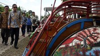 Jonan juga melihat-lihat beberapa kendaraan listrik produksi UGM. Pool/Kementerian ESDM.