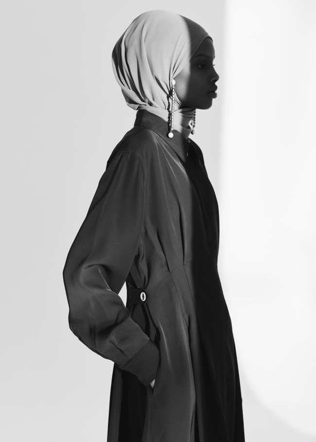 Amina Adan disebut-sebut sebagai model berhijab pertama di Denmark. Dia terpilih di sini karena dia cantik dan punya potensi besar untuk menjadi seorang model, ungkap pihak agensi Unique Model dilansir dari The Local. Foto: Instagram