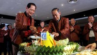 Presiden Direktur BCA Jahja Setiaatmadja (kiri) dan Presiden Komisaris BCA Djohan Emir Setijoso (kanan) melakukan pemotongan tumpeng.