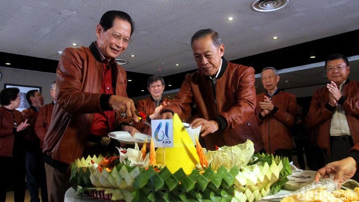 Presiden Direktur BCA Jahja Setiaatmadja (kiri) dan Presiden Komisaris BCA Djohan Emir Setijoso (kanan) disaksikan jajaran manajemen BCA melakukan pemotongan tumpeng sebagai ungkapan syukur memperingati HUT ke-61 BCA di Jakarta (23/2). Spesial di HUT ke-61, BCA menawarkan program bunga spesial KPR BCA fixed 5,61% per tahun pada dua tahun pertama, dan batas bunga (cap) sebesar 6,61% per tahun di tiga tahun berikutnya. BCA juga menawarkan promo KKB dengan bunga cicilan spesial 3,61% untuk tenor 24 bulan dan 36 bulan. Grandyos Zafna/detikcom