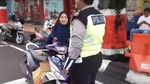 Foto: Aksi Emak-emak Gigit Tangan dan Pukuli Polisi di Kudus