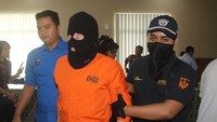 Petugas bea cukai menemukan botol putih kecil yang diduga berisi amfetamin seberat 2,57 gram, 23 tablet yang mengandung morfin dan 30 tablet berlabel diazepam di koper WN Jerman Siegfried Karl Achim Ruckel. Selain itu juga ada 1,21 gram heroin yang disembunyikan dalam celana dalamnya.