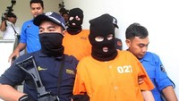 Seorang pria WN Jerman dan seorang pria WN Inggris ditangkap karena diduga mencoba menyelundupkan narkoba ke Bali. WN Jerman tersebut bernama Siegfried Karl Achim Ruckel (56). Sedangkan WN Inggris bernama Adam Scott (48).