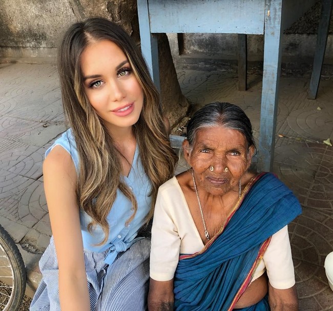 Meski kalah bertanding di ajang Miss World 2017 pada November lalu yang diselenggarakan di China, Esma masih tetap aktif mengikuti kegiatan kemanusiaan. Foto: Instagram