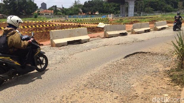 Bikin Sebel, Jalan Dekat Proyek Tol Cijago Rusak
