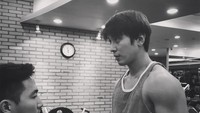 Untuk membentuk ototnya, pria berusia 28 tahun itu memilih menggunakan latihan kekuatan. Beberapa alat yang ia sering gunakan di gym antara lain bench press dan incline press. (Foto: Instagram/jyheffect0622)