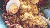 Nana juga gemar dengan makanan tradisional Indonesia loh, nasi kuning dengan telur balado dan martabak tahu menjadi salah satu menu favoritnya di Bali. Foto: Instagram/nanamirdad_