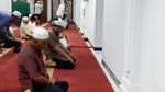 Foto: Novel Baswedan yang Kembali Salat Subuh di Masjid Al Ihsan