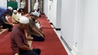 Sepuluh bulan berlalu, belum genap 24 jam sepulang dari Singapura, Novel kembali salat Subuh di Masjid Al Ihsan.  (Foto: Ahmad Bil Wahid/detikcom)