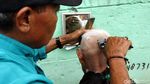 Pak Ebit, Tukang Cukur Tradisional Pinggir Rel