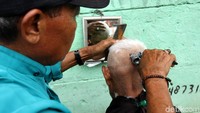 Biasanya yang cukur padanya adalah warga yang sudah jadi langganan.