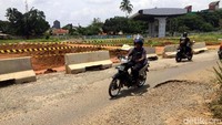 Begini salah satu penampakan jalan rusak di Kususan, Beji, Depok, dekat proyek Tol Cijago, Jumat (23/2/2018).